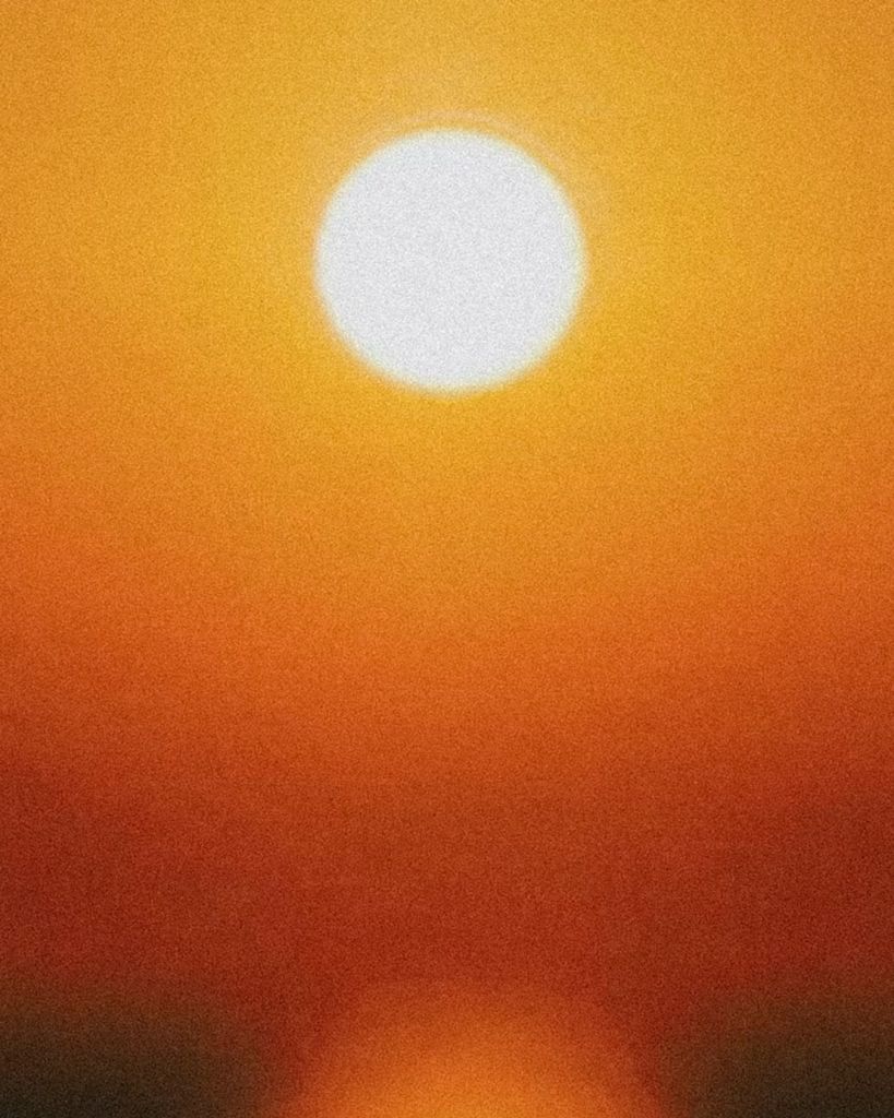 Le soleil rouge dans le ciel